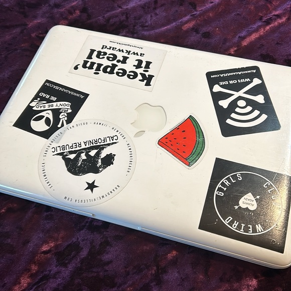 Lot of Apple Products PARTS ONLY 4 MacBooks , 4 chargers, 2 old iPhones - Picture 9 of 16